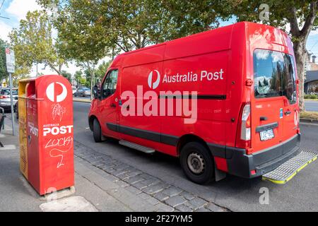 Un pulmino di consegna dell'Australia Post parcheggiato accanto a una casella postale a Melbourne, Victoria, Australia. Foto Stock