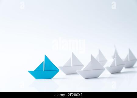 Leadership concettuale utilizzando carta blu nave Foto Stock