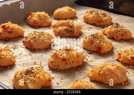 Gugeres, pasta di choux salato con formaggio Foto Stock