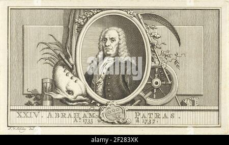 Ritratto di Abramo Patrasso, Governatore Generale delle ex Indie Orientali olandesi dal 1735 al 1737. Oltre al ritratto un pesce, una clessidra, dei dadi, uno zeis, una ruota e dei fiori. Foto Stock