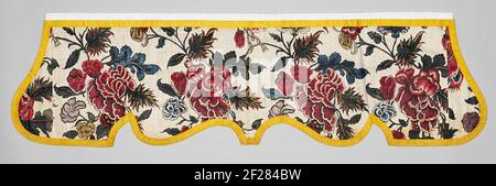 Lambrequin van veelkleurige sies.Cotton lambbesin in siti multicolore con disegno dipinto di fiori rossi grandi e più piccoli e fiori più piccoli in ecru e gel e con foglie in blu e verde su un fondo bianco; Foderato con biancheria grossa marrone chiaro e cotone scaccato bianco-blu, merlato con passione di seta gialla. Foto Stock