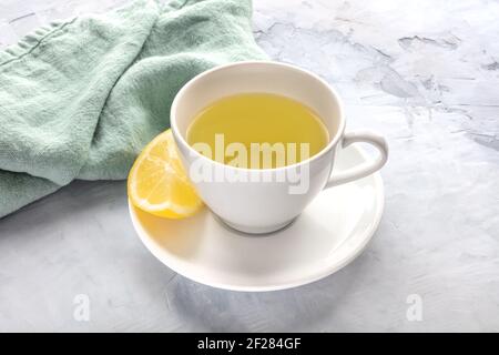 Una foto di una tazza di tè al limone Foto Stock