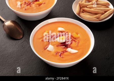 Salmorejo, zuppa spagnola di pomodoro freddo, su fondo nero Foto Stock