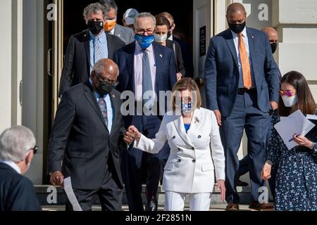 Presidente della Camera dei rappresentanti degli Stati Uniti Nancy Pelosi (democratico della California), destra, cammina con la maggioranza della Camera degli Stati Uniti Whip James Clyburn (democratico della Carolina del Sud), sinistra, Giù i passi prima della firma del piano di salvataggio americano atto del 2021 sulla terrazza occidentale del Campidoglio degli Stati Uniti a Washington, DC, mercoledì 10 marzo 2021. Credito: Rod Lammey/CNP /MediaPunch Foto Stock