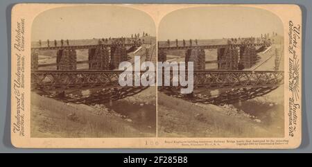 Royal Engineers costruzione temporanea ponte ferroviario accanto a quello distrutto dai Boers in ritrattamento, Rhenoster River, S.A. .. Foto Stock