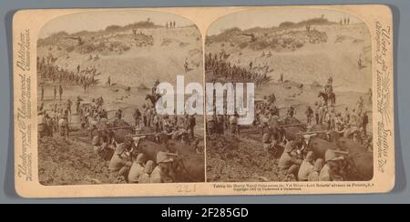 Ha attraversato la rappresentazione dei soldati britannici che attraversano il fiume vert in Sud Africa con le armi; prendendo le armi pesanti Naval Guns attraverso il fiume grasso - Lord Roberts' Advance su Pretoria, Sudafrica .. Foto Stock