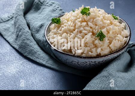 Riso bianco con foglie di prezzemolo fresco e un posto per testo Foto Stock