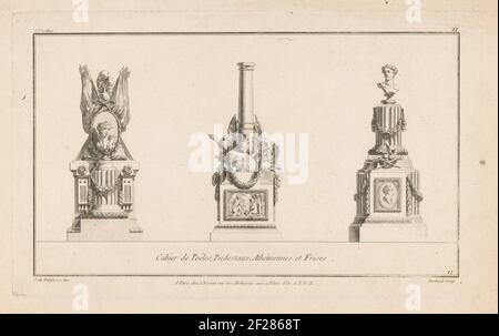 Tre monumenti; 33rd Cahier II Cahier de Poëles, Piedestaux, Athéniennes et Frises; IIe Volume de l'oeuvre de J. CH. Delafosse (...). A sinistra un monumento con un medaglione con ritratto, bandiere e casco. Al centro un monumento con una colonna, armi e due aquile. Sulla destra un monumento con un busto maschile su una colonna. Foto Stock