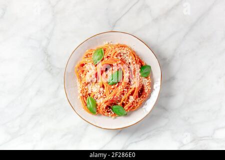 Pasta italiana. Spaghetti con salsa di pomodoro Foto Stock