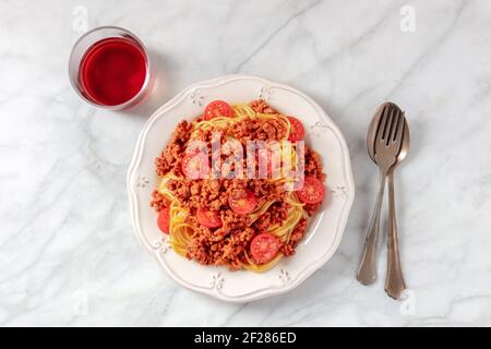Spaghetti bolognesi, sparati dall'alto su uno sfondo di marmo bianco Foto Stock