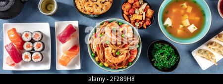 Panorama del cibo giapponese. Vari piatti giapponesi, sparati dall'alto Foto Stock