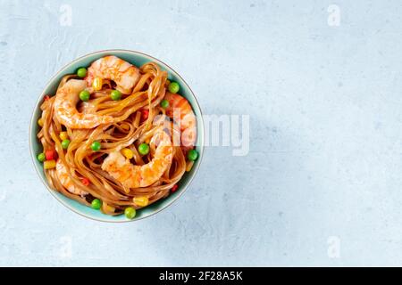 Tagliatelle, fritte in padella con gamberi e verdure, palline Foto Stock