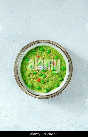 Zuppa di crema vegana, sparata dall'alto con copyspace Foto Stock