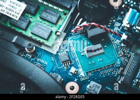 Tecnologia informatica: Primo piano di un chip di computer su una scheda a circuito stampato Foto Stock