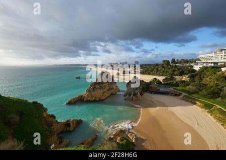 Spiaggia di Praia do Alvor ad Algarve, Portogallo Foto Stock