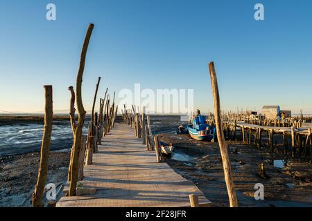 Molo Palafiitico di Carrasqueira a Comporta, Portogallo, con barche da pesca Foto Stock