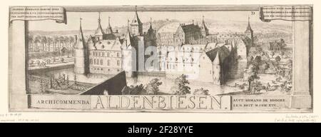 Vista della Commenda di Terra Alden Biesen; ArchiComenda Alden-Biesen; glorificazione dell'Ordine tedesco, in particolare dalla Commenda di Terra Alden Biesen. Faccia su un castello (Land Comandery Alden Biesen a Bilzen) circondato da uno Slotgracht. Negli angoli a sinistra e in alto a destra e sotto la mostra testi latini. Questa stampa fa parte di una grande rappresentazione, composta da 20 tavole separate, della storia e delle opere dell'Ordine tedesco (centro) circondata da rappresentazioni della Commenda di Terra Alden Biesen (sotto) e dei comandanti associati (sinistra e destra) . Foto Stock