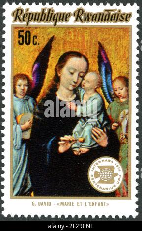 RUANDA - CIRCA 1974: Un francobollo stampato in Ruanda, raffigurato il dipinto di Gerard David - Virgin with Child Between Angel Musicians, circa 1974 Foto Stock