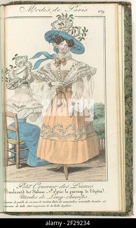 Petit Courrier des Ladies, 20 mai 1829, No. 639: Modes de Long-Champs .... 'Modes the Long-Champs.' Fapon di 'ousseline Oriental' ricamato e una canna tulle. Cappello di 'Paille de Riz' decorato con erbe-STIR-me-NOT (mimosa pudica). Stampa dalla rivista di moda Petit Courier des Ladies (1821-1868). Rilegatura (con alcune pagine. Le Journal des Laden et des Modes). Dal 15 gennaio 1827 al 20 marzo 1830. Incompleto. Foto Stock