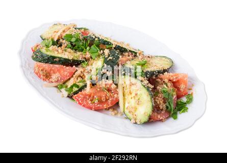 Insalata di pomodoro fresca con noci e cetrioli. Isolato su sfondo bianco. Foto Stock