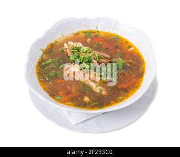 Deliziosa zuppa di agnello con verdure. Isolato su sfondo bianco. Foto Stock