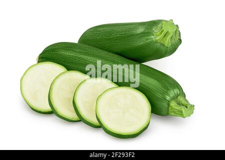 Zucchine intere fresche isolate su fondo bianco con percorso di ritaglio e profondità di campo completa Foto Stock