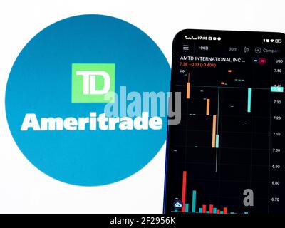 In questa illustrazione fotografica le informazioni di borsa di TD Ameritrade Holding Corp. Visualizzate su uno smartphone con il logo sullo sfondo. Foto Stock