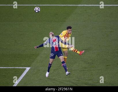 Layvin Kurzawa del PSG, Sergio Dest di Barcellona durante la UEFA Champions League, round del 16, 2° incontro di calcio tra Paris Saint-Germain (PSG) e FC Barcelona (Barca) il 10 marzo 2021 allo stadio Parc des Princes di Parigi, Francia - Foto Jean Catuffe / DPPI / LiveMedia Foto Stock