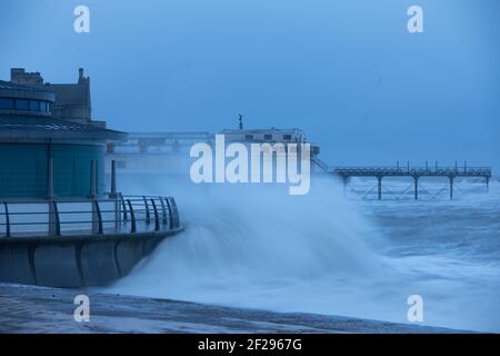 Aberystwyth, Ceredigion, Galles, Regno Unito. 11 Marzo 2021 UK Meteo: Enormi onde battter Aberystwyth difesa del mare come forti venti e alta marea si combinano questa mattina lungo la costa occidentale. © Ian Jones/Alamy Live News Foto Stock