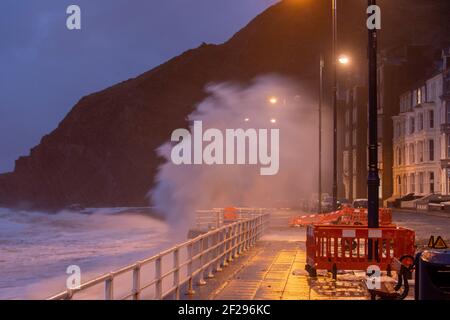 Aberystwyth, Ceredigion, Galles, Regno Unito. 11 Marzo 2021 UK Meteo: Enormi onde battter Aberystwyth difesa del mare come forti venti e alta marea si combinano questa mattina lungo la costa occidentale. © Ian Jones/Alamy Live News Foto Stock