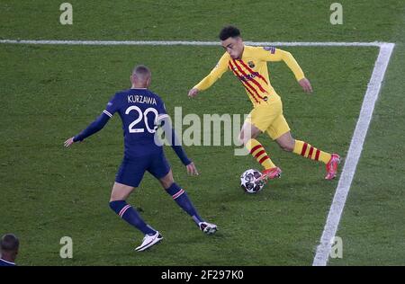 Sergio Dest di Barcellona, Layvin Kurzawa del PSG (a sinistra) durante la UEFA Champions League, round del 16, 2° incontro di calcio tra Paris Saint-Germain (PSG) e FC Barcelona (Barca) il 10 marzo 2021 allo stadio Parc des Princes di Parigi, Francia - Foto Jean Catuffe / DPPI / LiveMedia Foto Stock