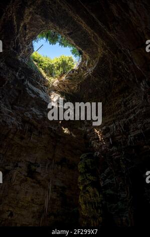 Abisso la grave delle Grotte di Castellana con raggio di Luce del sole in Puglia Foto Stock