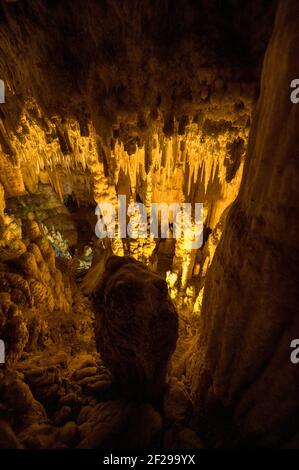 Stalattiti e stalagmiti nella grotta di Castellana in Puglia Foto Stock