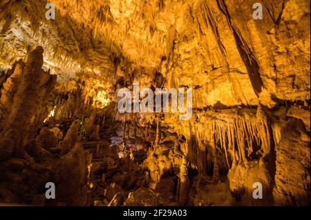 Stalattiti e stalagmiti nella grotta di Castellana in Puglia Foto Stock