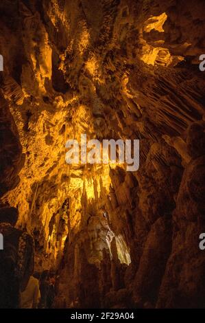 Stalattiti e stalagmiti nella grotta di Castellana in Puglia Foto Stock