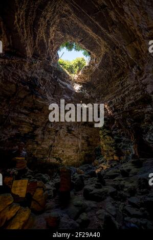 Abisso la grave delle Grotte di Castellana con raggio di Luce del sole in Puglia Foto Stock