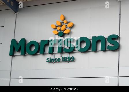 File foto datata 19/06/20 di un cartello per i Morrisoni. Morrisons ha rivelato che i profitti sono stati tagliati di più della metà nel corso dell'ultimo anno dopo che è stato colpito da £290 milioni in pandemia-relativi costi. Data di emissione: Giovedì 11 marzo 2021. Foto Stock