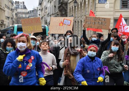 Gli animatori intermittenti occupano il teatro Odeon di Parigi per chiedere un'estensione dei loro diritti. Gli occupanti chiedono un consiglio professionale nazionale con il ministro della Cultura e il primo ministro, ma anche e soprattutto che il risarcimento per i lavoratori intermittenti, che verrà interrotto alla fine di agosto, venga prorogato di un anno. L'Odeon, teatro pubblico e simbolico, è ancora una volta occupato. Dopo una manifestazione organizzata per chiedere la riapertura di luoghi culturali, circa cinquanta attivisti sono entrati nel teatro ieri e hanno deciso di passare la notte lì. Foto Stock