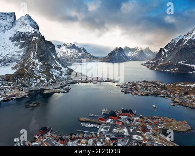 Vista aerea del villaggio di Reine fisher sulle isole Lofoten in Norvegia Foto Stock