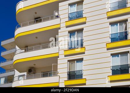 Edificio residenziale a più piani decorato in giallo Foto Stock