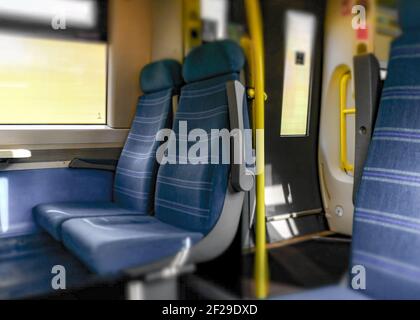 Dorking, UK- Marzo 2021: Interno del treno Southern Rail carrozza con posti a sedere vuoti Foto Stock