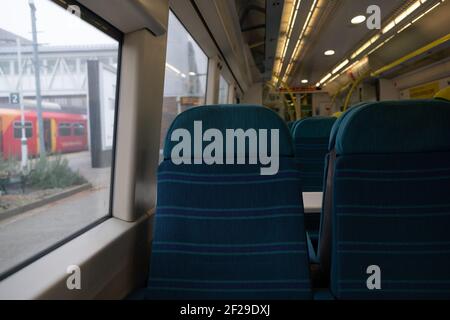 Dorking, UK- Marzo 2021: Interno del treno Southern Rail carrozza con posti a sedere vuoti Foto Stock