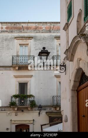Scenario tipico nella pittoresca città vecchia di Locorotondo, Puglia Foto Stock