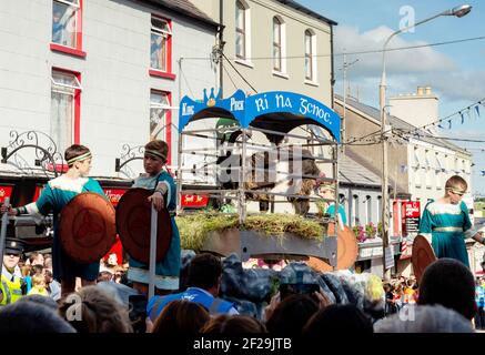 Ragazzi come guardiani del Re Puck (una capra in una gabbia). Killorglin Puck Fair - la fiera tradizionale più antica d'Irlanda a Killorglin, contea di Kerry, Irlanda Foto Stock