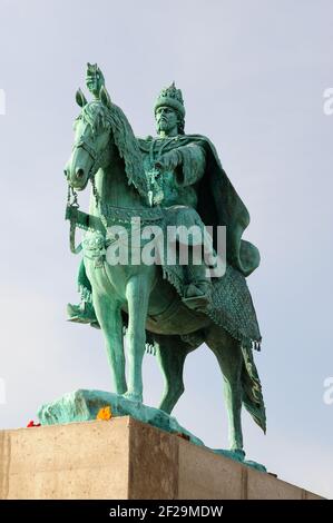 Prima in Russia Ivan il terribile monumento su piedistallo in cemento su cielo blu trasparente verticale Foto Stock