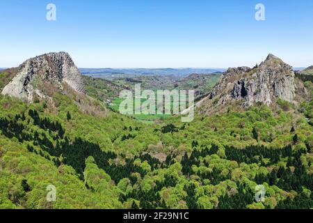 Drone View on Roches Tuilière et Sanadoire, 63970 Aydat, Auvergne, Puy de Dome, Francia Foto Stock