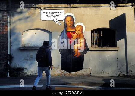 Padova, Italia. Un murale di Maria, madre di Gesù contro lo smog. La Vergine Maria tappa con le dita il naso del bambino Gesù. Foto Stock