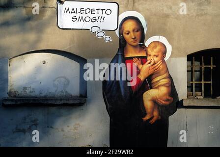 Padova, Italia. Un murale di Maria, madre di Gesù contro lo smog. La Vergine Maria tappa con le dita il naso del bambino Gesù. Foto Stock