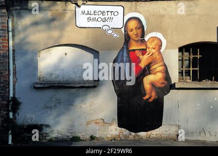 Padova, Italia. Un murale di Maria, madre di Gesù contro lo smog. La Vergine Maria tappa con le dita il naso del bambino Gesù. Foto Stock