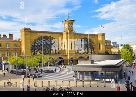 Londra, Regno Unito. 18 luglio 2020. Vista panoramica esterna della stazione ferroviaria di King's Cross. Credito: Vuk Valcic/Alamy Foto Stock